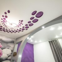 От чего зависит цена на натяжной потолок