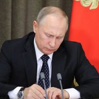 Путин подписал закон о запрете размещения хостелов в жилых домах