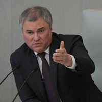 Володин предложил обязать застройщиков строить подъездные пути и школы