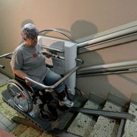 В Москве установят подъемные платформы в подъездах домов для ветеранов