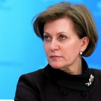 Попова просит Путина не останавливать строительство модульных медцентров